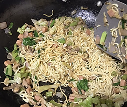 猪肉火腿肠焖面的做法