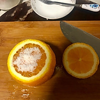 食盐蒸橙子的做法图解2