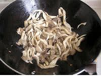木耳溜菇肉丸汤的做法图解1