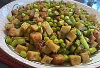 香辣鱼饼蒜苔的做法