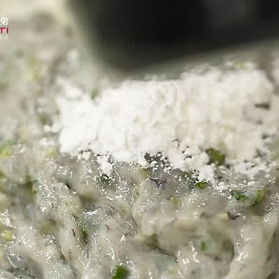 超简单!家庭自制的Q弹手工虾丸的做法_菜谱_