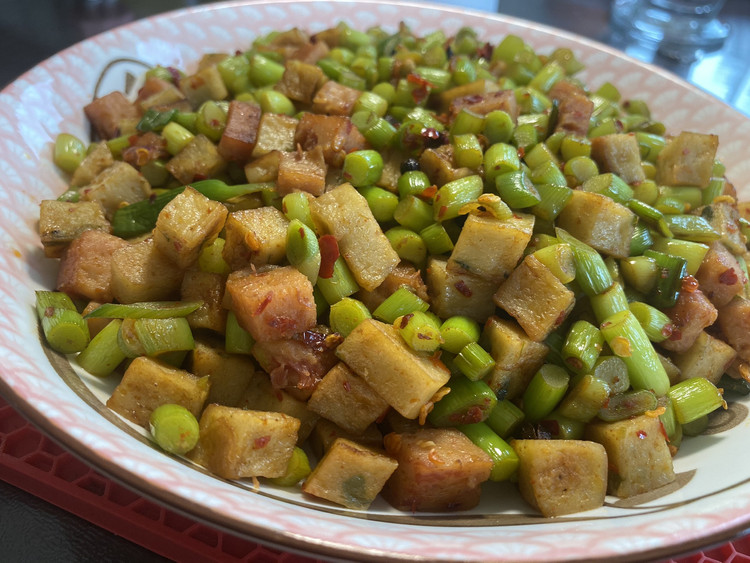 香辣鱼饼蒜苔的做法