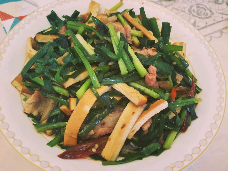 韭菜豆腐干炒肉的做法