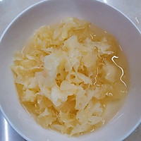 银耳莲子百合汤的做法图解6