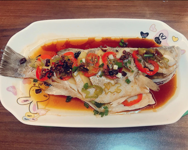 清蒸鲈鱼轻川味的做法