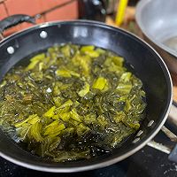 金汤酸菜乌鱼的做法图解2