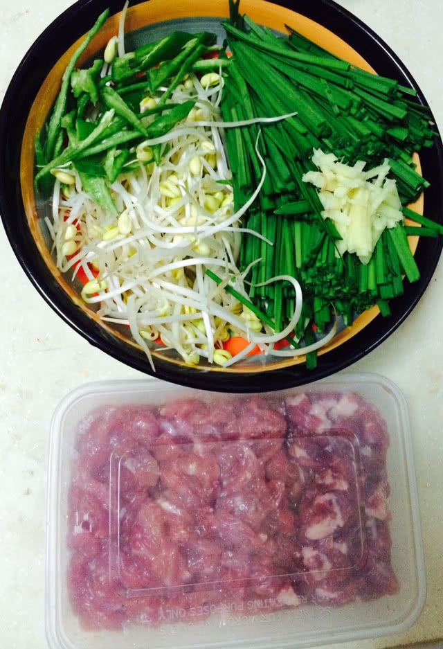 微辣豆芽韭菜炒肉丝|下饭利器|养老公不重样的做法图解1