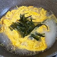 #母亲节，给妈妈做道菜#蚕豆海带鸭蛋汤的做法图解2