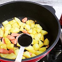 土豆火腿焖面的做法图解8
