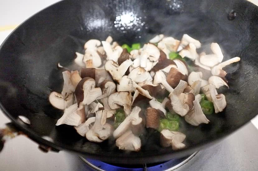 青椒炒香菇的做法图解6