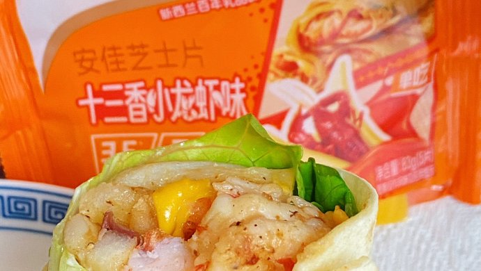 芝士生菜土豆虾仁卷饼
