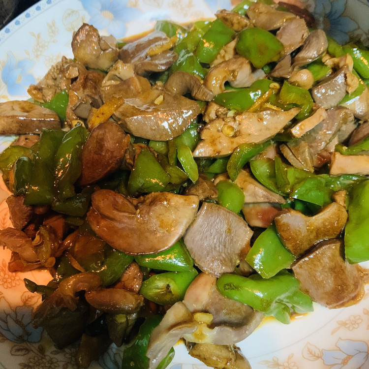 脆爽可口开胃下饭菜～青椒炒鸡杂的做法
