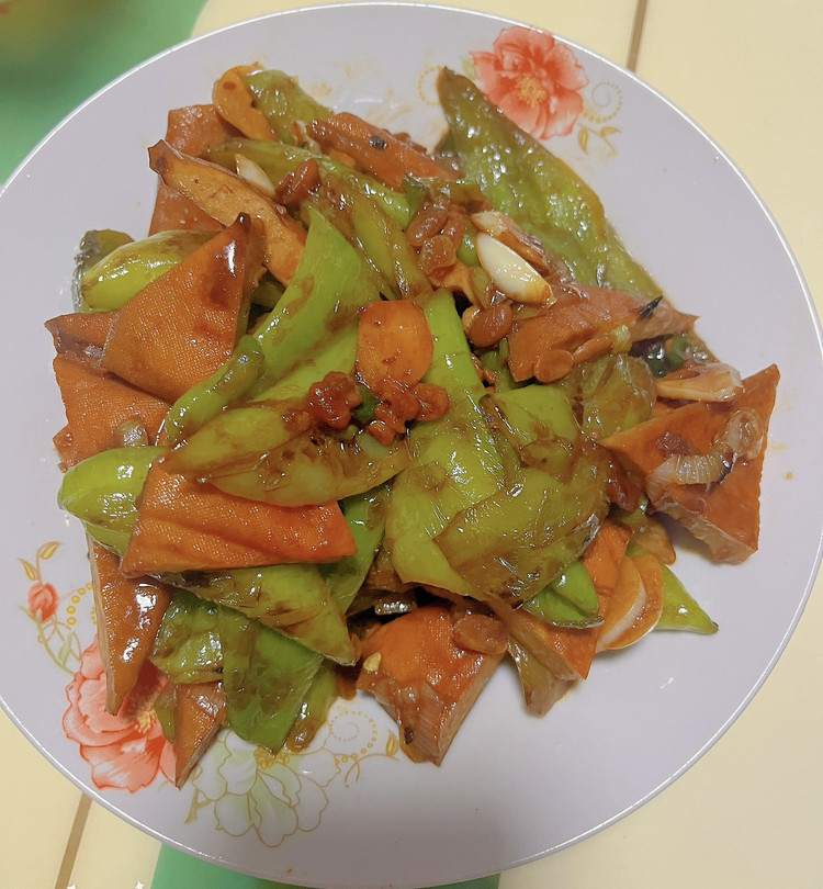 秒上桌的下饭菜———辣椒酱炒豆干的做法
