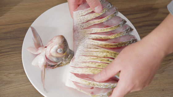 清蒸鱼的高阶版，色香味俱全——金汤孔雀开屏鱼的做法图解3
