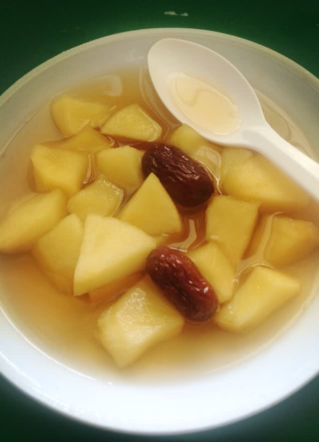 经期：红枣苹果汤的做法