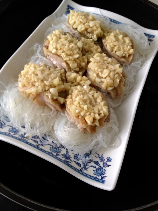 蒜蓉粉丝蒸鲍鱼的做法图解6