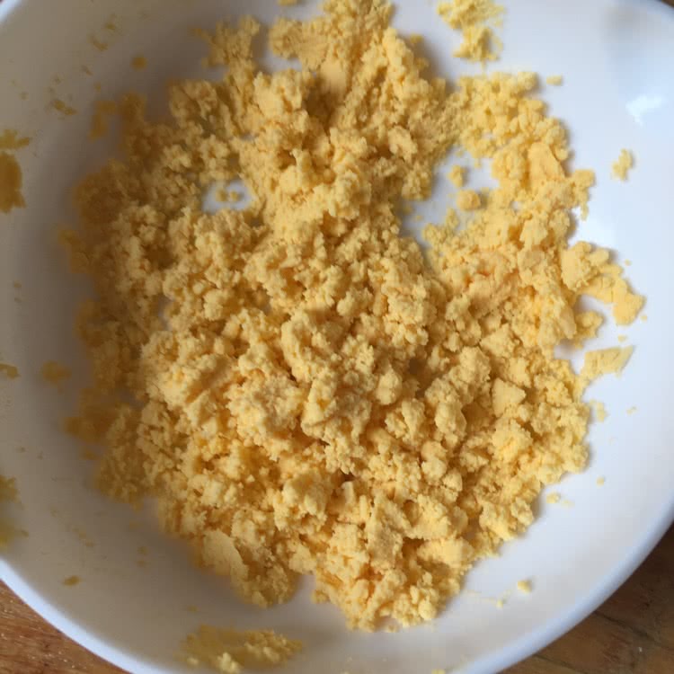 豆腐菠菜蛋黄泥的做法图解1
