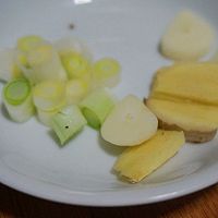 豆角炖肉的做法图解1
