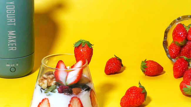 坚果草莓酸奶杯的做法