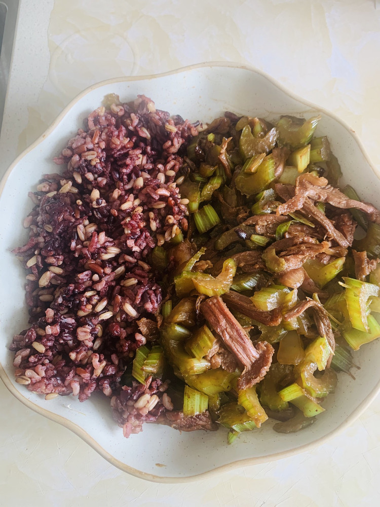 芹菜牛肉的做法