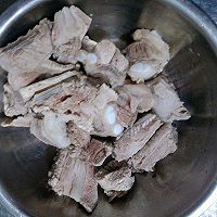 莲藕玉米排骨汤的做法图解1