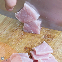 酸菜炒肉的做法图解1