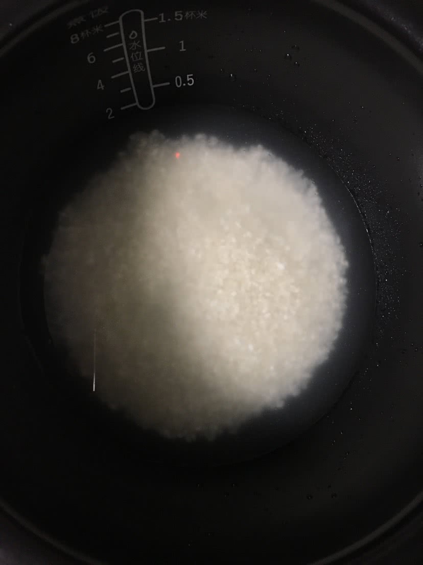【广式腊肠煲仔饭】电饭锅超简单版的做法图解2