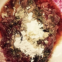 红酒黑胡椒牛肉的做法图解2