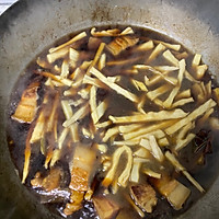红烧肉闷笋干的做法图解7