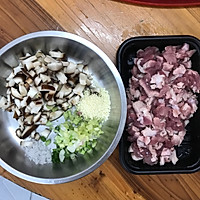 #今天吃什么#冬菇猪肉丸菠菜汤的做法图解2