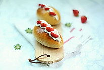 草莓奶油夹心面包#香尖上的春宴#的做法