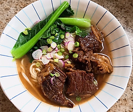 酱烧牛腩面的做法