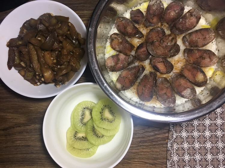 香肠蒸饭+蒜香茄子的做法
