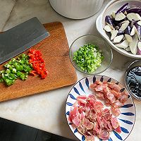 腊肉茄子煲仔饭的做法图解3