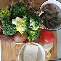 虾仁菌菇西兰花豆腐汤的做法图解1