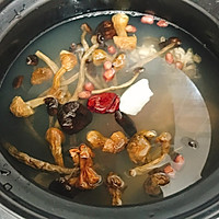 姬松茸茶树菇墨鱼汤的做法图解9