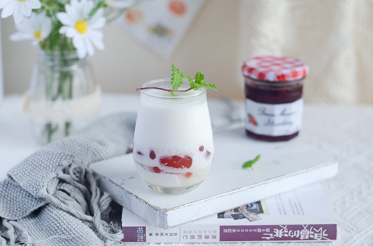 草莓酸奶酒酿牛奶的做法