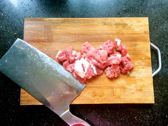 杏鲍菇胡萝卜青椒炒肉的做法图解3