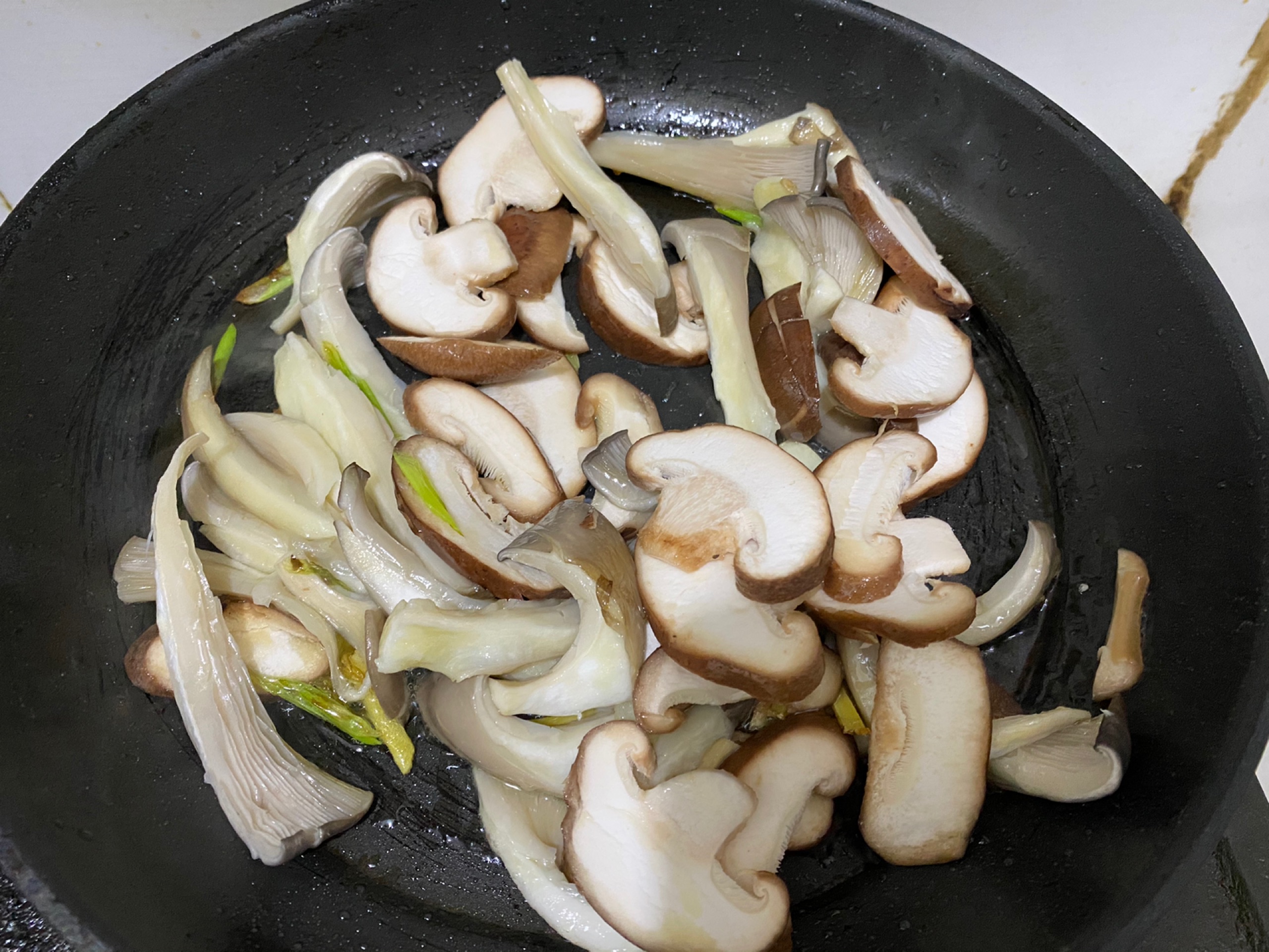 健康汤品：三鲜菌菇汤，口感鲜美，清新爽口，营养健康还减脂|汤品|菌菇|鲜美_新浪新闻