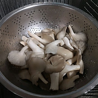 蘑菇肉片汤的做法图解1