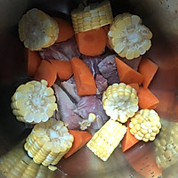 胡萝卜玉米龙骨汤的做法图解3