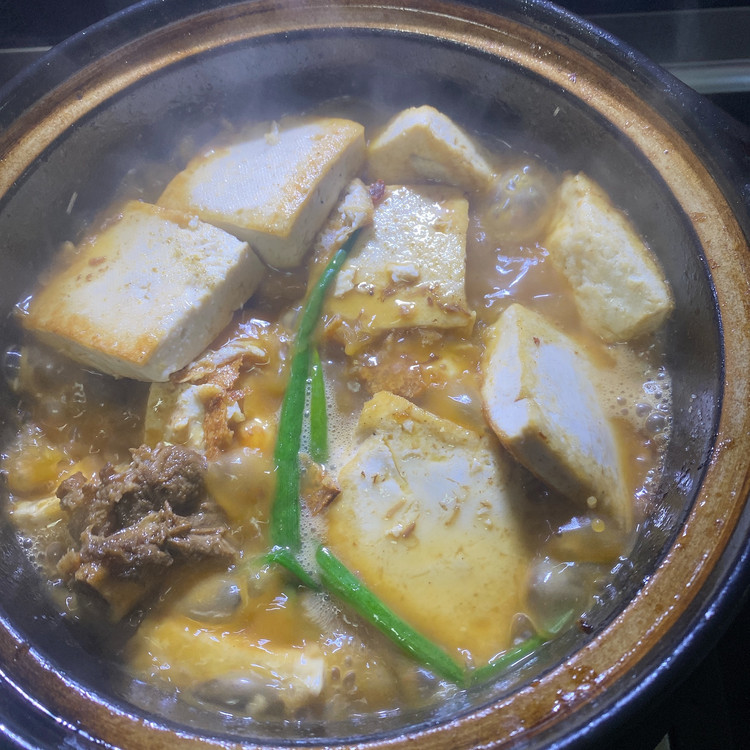 酱汁排骨炖豆腐的做法