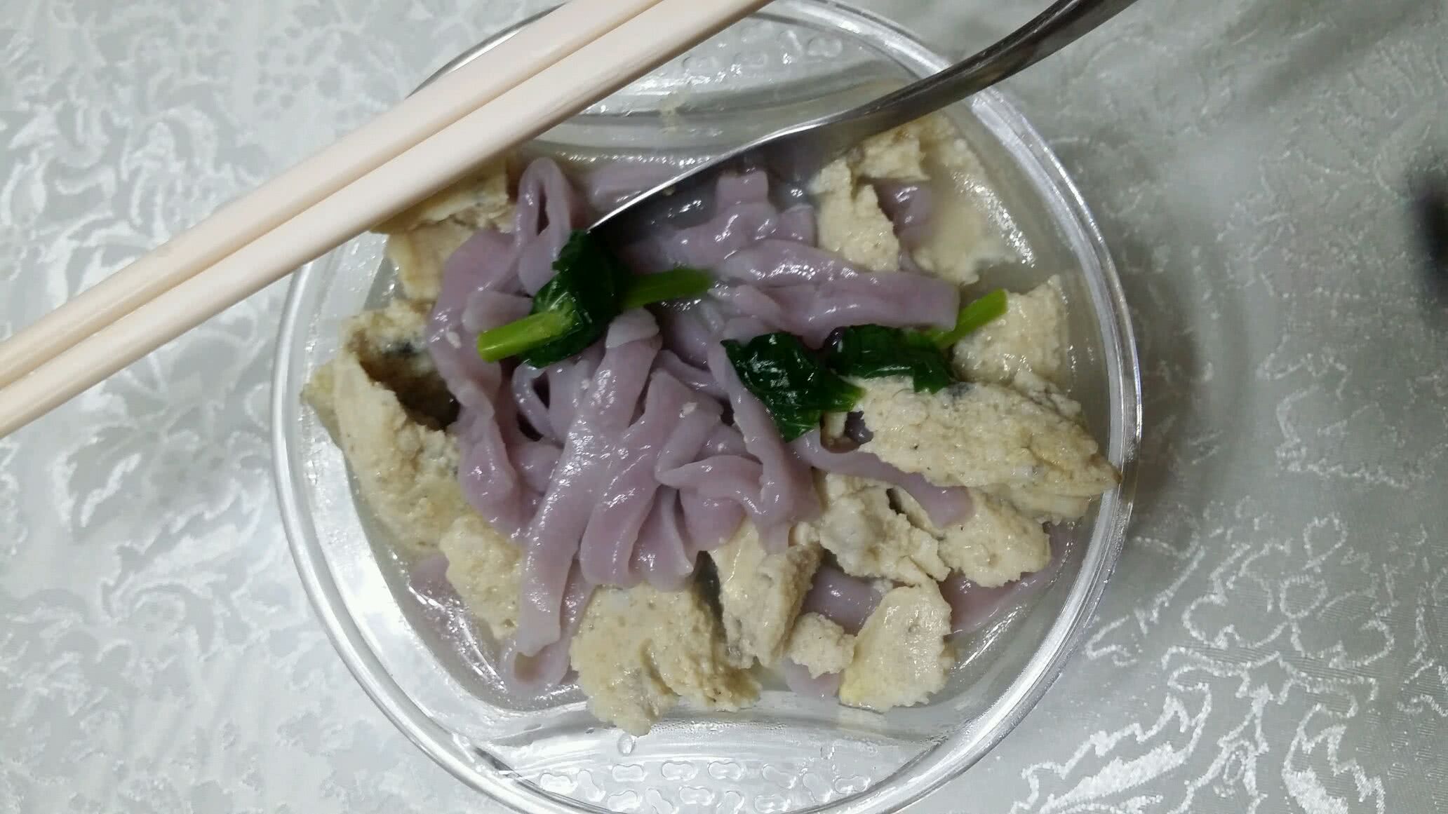 鲈鱼肉饼烫紫甘蓝面条的做法图解8