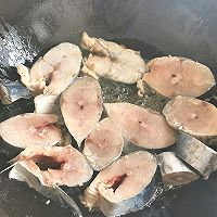 好味鲜香-蒜子烧鲅鱼的做法图解4