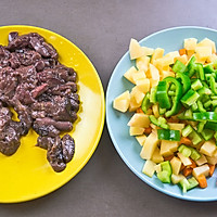 狗狗菜谱：土豆炖猪肝的做法图解1