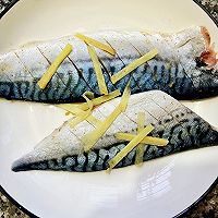 香煎挪威青花鱼的做法图解3