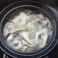 羊肉菌菇锅，冬天就要吃点暖的，一口下去，既鲜又暖胃的做法图解5