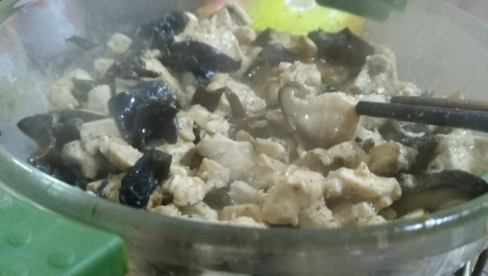 香菇木耳蒸鸡