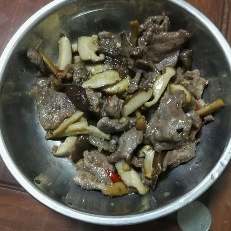 鲜香菇炒鸭肉的做法