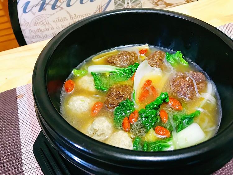 双色肉丸粉丝汤的做法
